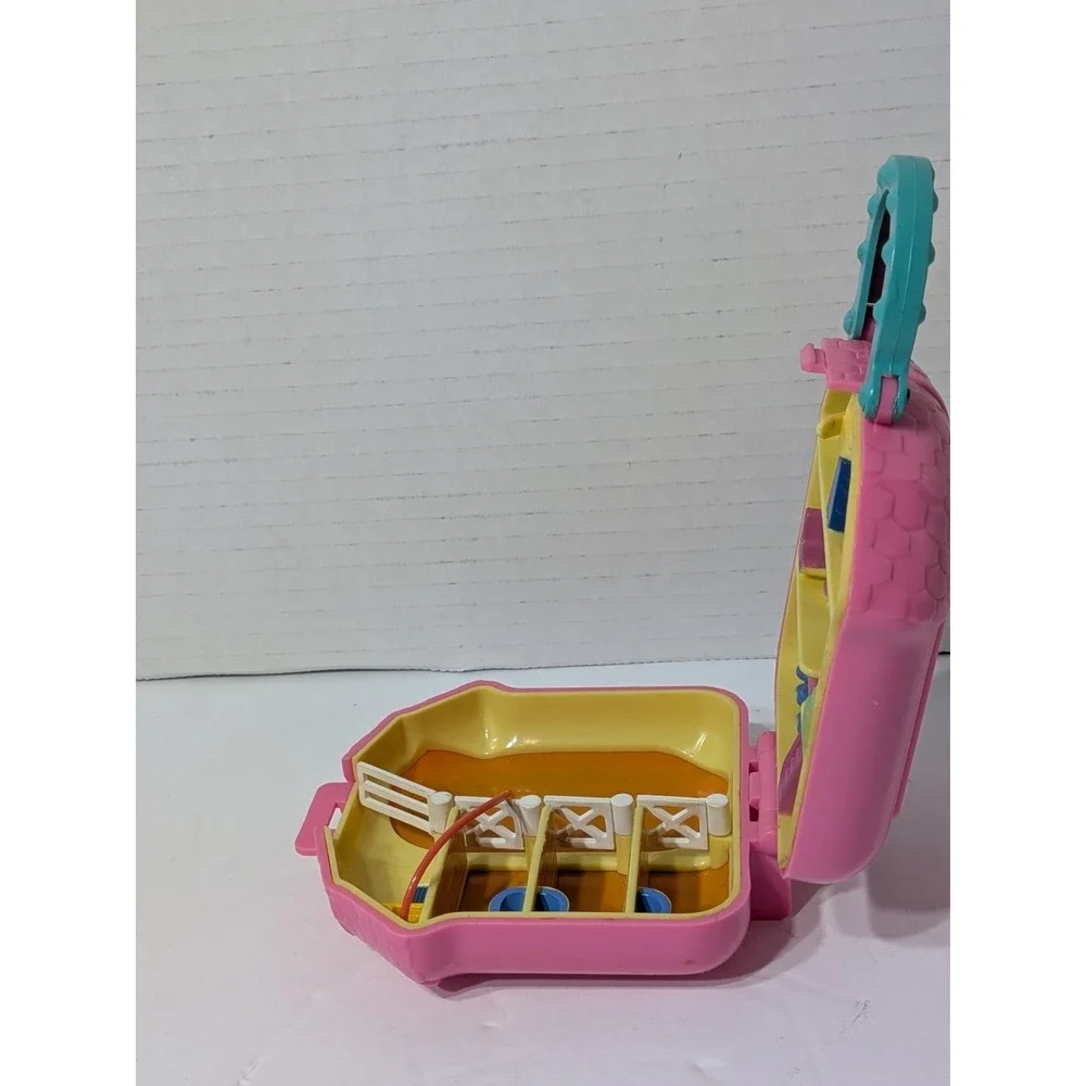 Polly Pocket  HAPPY TRAILS Club Horse Stable 1994 Vintage Compact Only